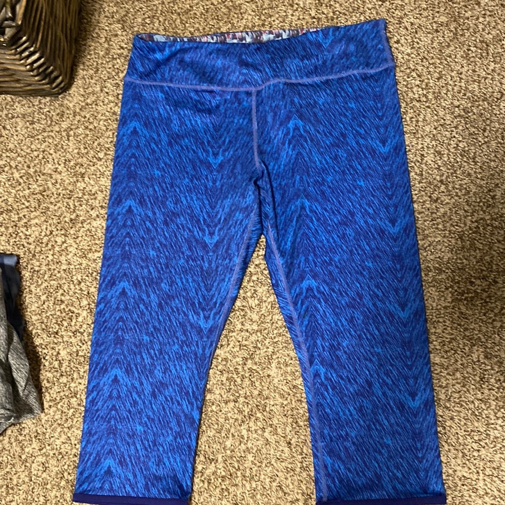 Reversible Patterned Capri Leggings